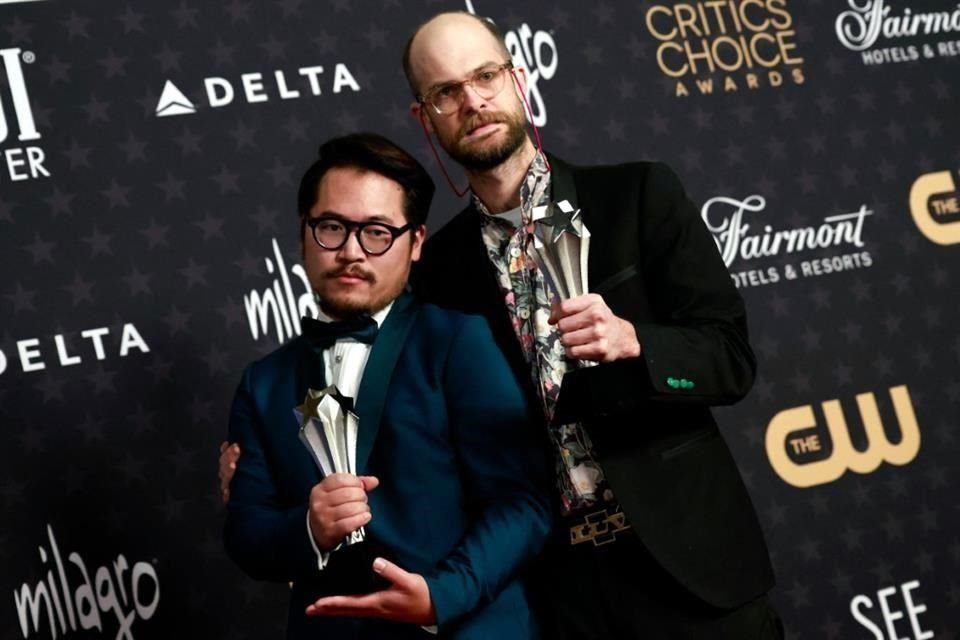 El dúo de directores conformado por Daniel Kwan y Daniel Scheinert ganó dos premios esta noche por 'Todo en Todas Partes al Mismo Tiempo'.