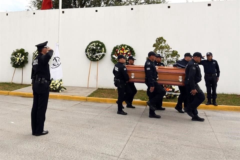 Un homenaje de cuerpo presente recibió este lunes Magdaleno Vital Liquidano, el policía de Tlajomulco asesinado en el cumplimiento de su deber en los hechos del sábado en Lomas del Mirador.