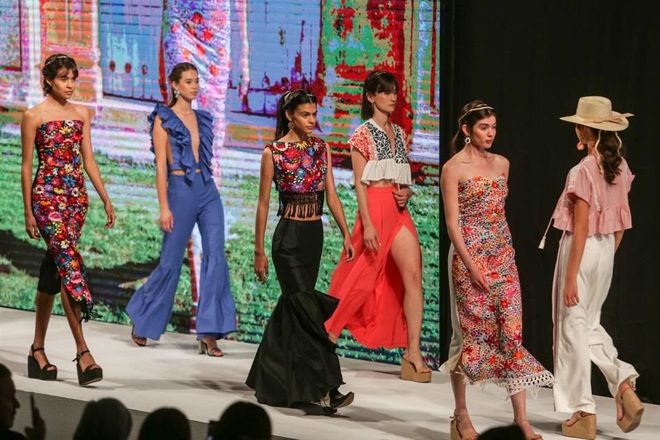 La diseñadora Lydia Lavín presentó su colección haciendo homenaje a la moda mexicana con telas y bordados hechos por manos artesanas.