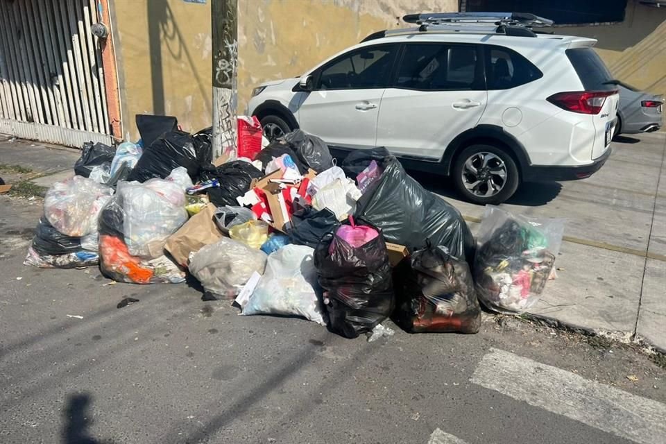 En Santa Tere hace una semana que no pasa el camión recolector de basura, por lo que en las calles se puede ver la 'colección' de desechos acumulados en bolsas negras.