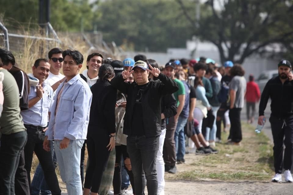 Amantes de las hamburguesas de In-N-Out se formaron sobre la Avenida Pablo Neruda.