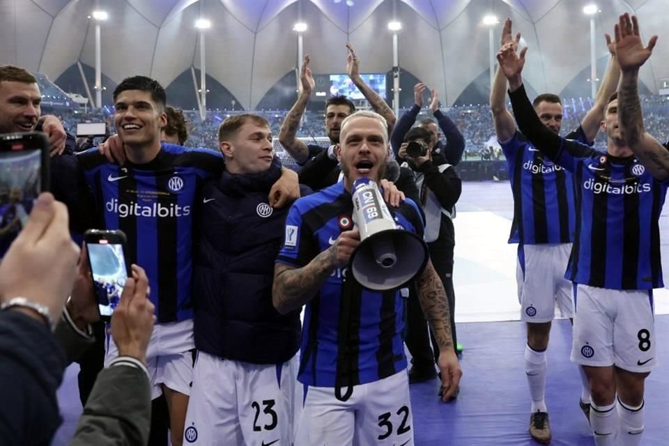 Al final del partido, los jugadores del Inter fueron a celebrar con sus aficionados.