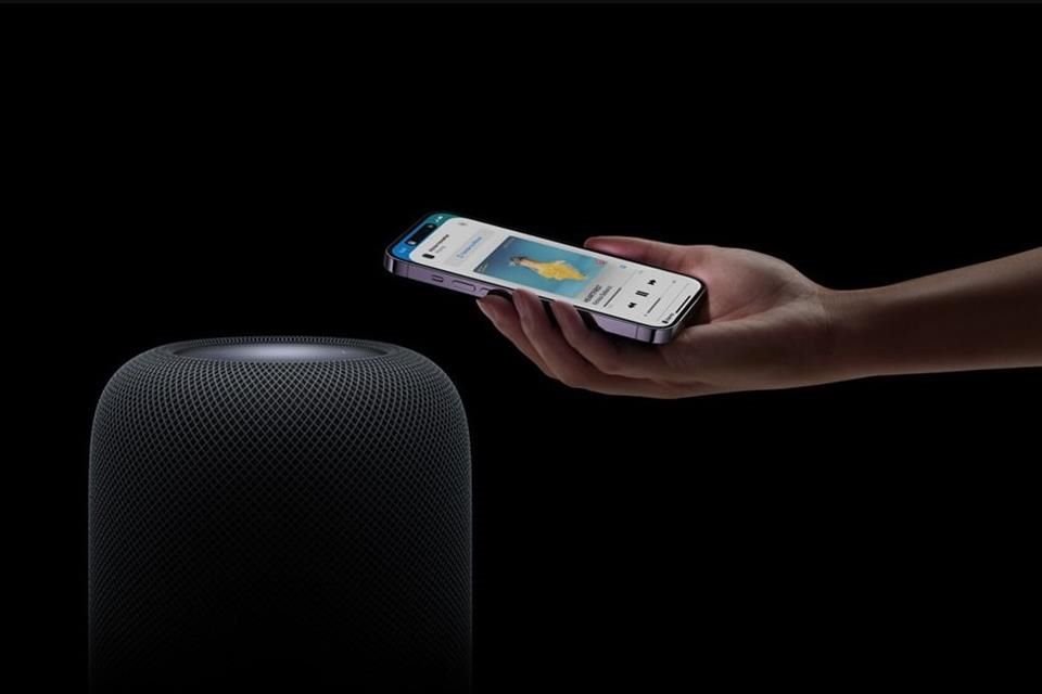 Con HomePod podrás transferir fácilmente el contenido que estés escuchando en tu iPhone para reproducirlo en toda la casa.