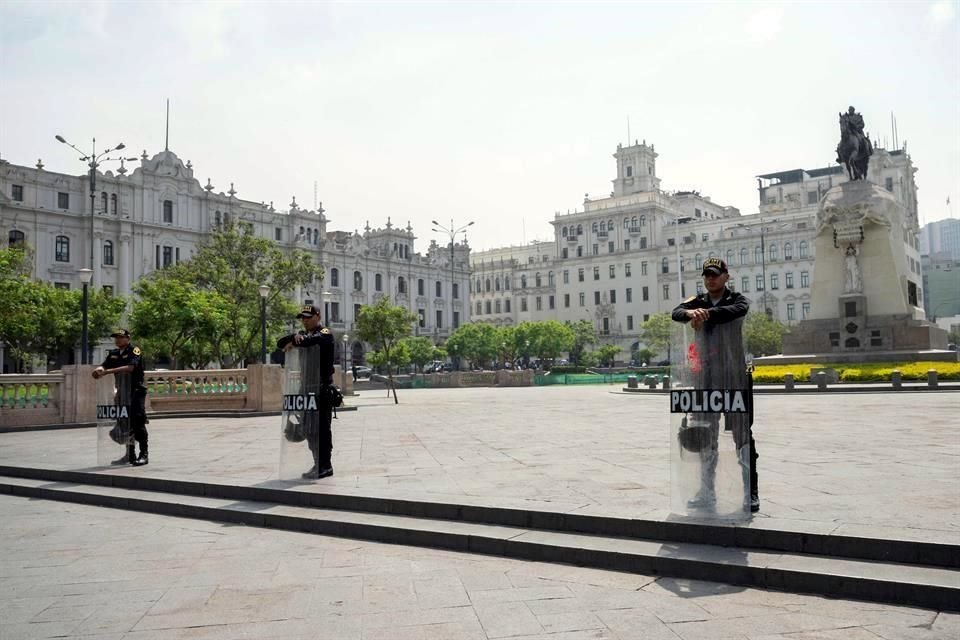 La Policía antidisturbios hace guardia en la Plaza San Martín, uno de los principales lugares de reunión en el centro de Lima.