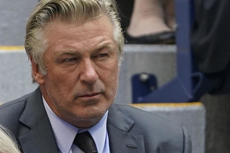 Alec Baldwin luchará contra los cargos de homicidio involuntario que enfrenta por la muerte de la directora de fotografía, Halyna Hutchins.