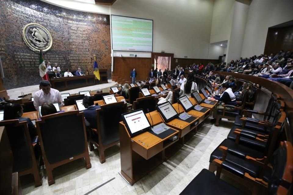 Diputados del Congreso local discutieron ayer sobre cambiar la ley que expide cédulas profesionales temporales en Jalisco.