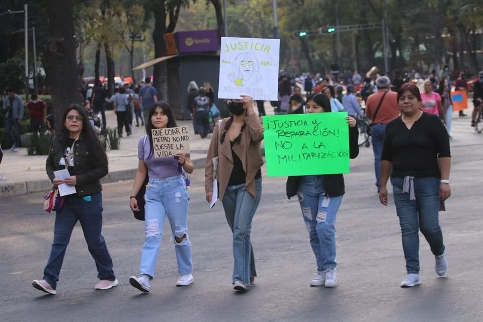 Habitantes de la CDMX marchan con pancartas en contra de la Guardia Nacional en las instalaciones del Metro.