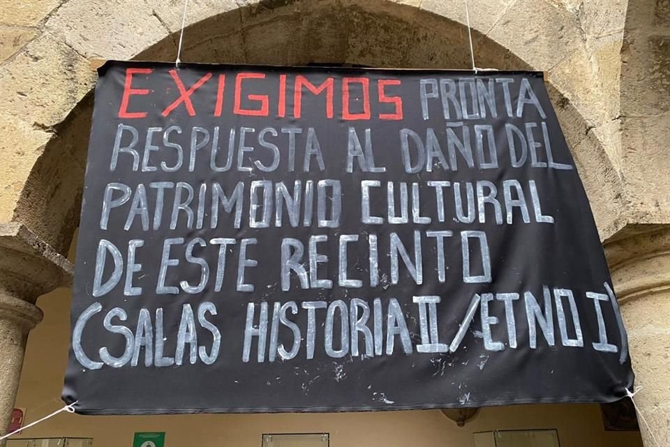 Dos mantas grandes en el Museo Regional de Guadalajara manifiestan el descontento de los trabajadores con el trato que se les da a las piezas de las colecciones.