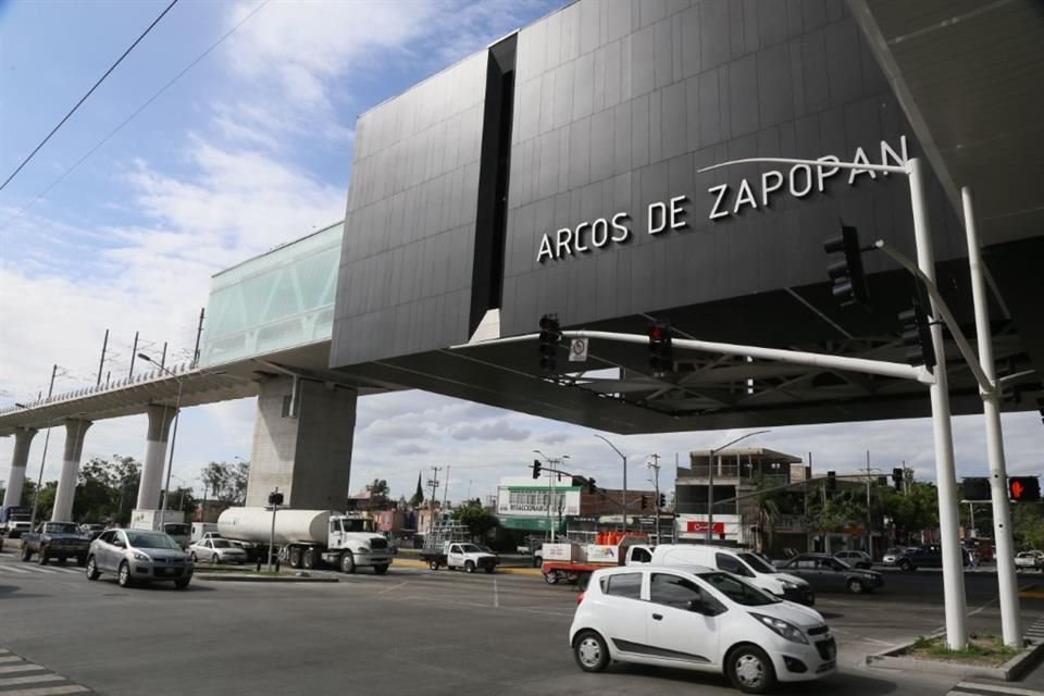 La Línea 3 del Tren Ligero termina en la estación Arcos de Zapopan, ubicada sobre Juan Gil Preciado en la zona norte del Municipio.