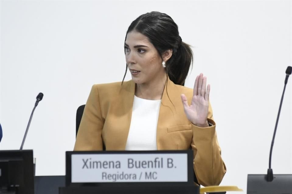 Ximena Buenfil Bermejo rindió protesta como regidora en el Ayuntamiento de Zapopan el 17 de enero de 2023; suplirá a Cindy Blanco Ochoa.