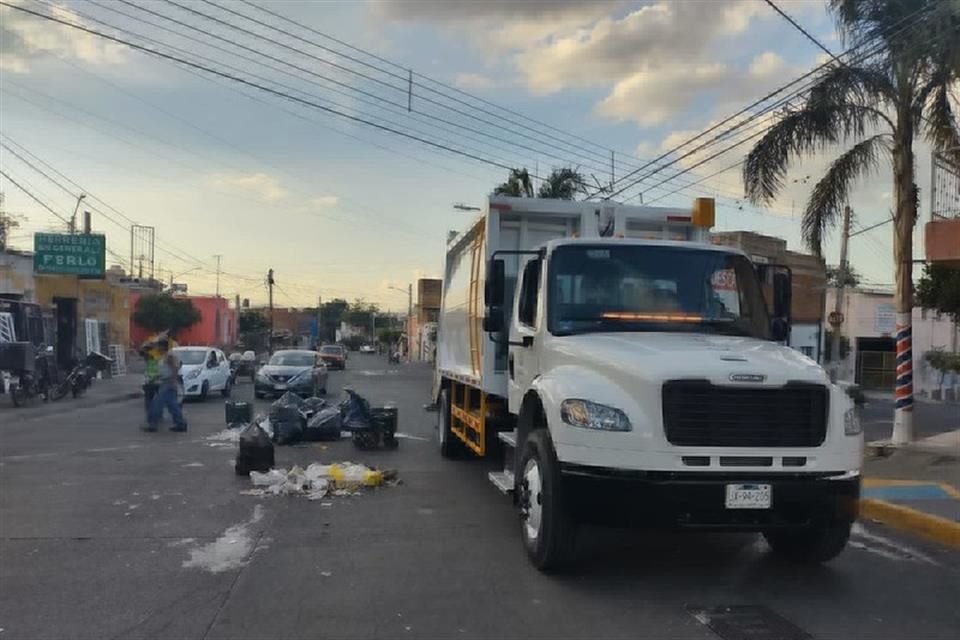 El Ayuntamiento de Guadalajara ha recolectado el 60% de las 2 mil 500 toneladas de basura que había rezagada en el municipio.