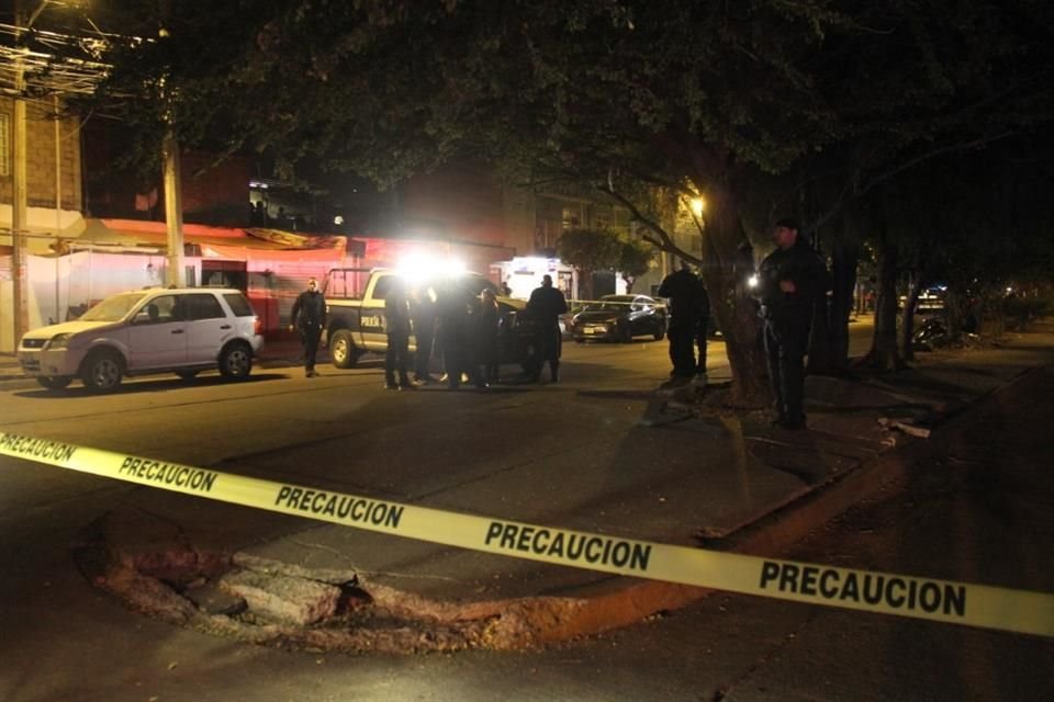 Cuando defendía a su mamá de un robo, un hombre fue asesinado con un disparo de arma de fuego la noche de este viernes en la Colonia Del Carmen, en Guadalajara.