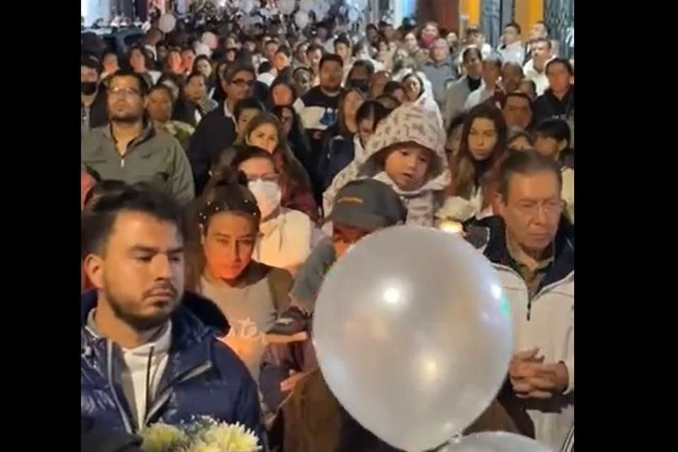 Con globos blancos, aplausos y una cadena humana, vecinos de Colotlán recibieron el cortejo fúnebre de Daniela Márquez Pichardo; su hermana Viviana, y su prima Irma Paola Vargas.