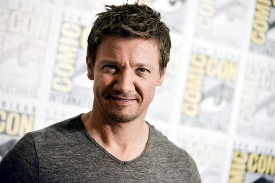 Jeremy Renner compartió, en redes sociales, una de sus sesiones de rehabilitación; asegura que se rompió más de 30 huesos en accidente.