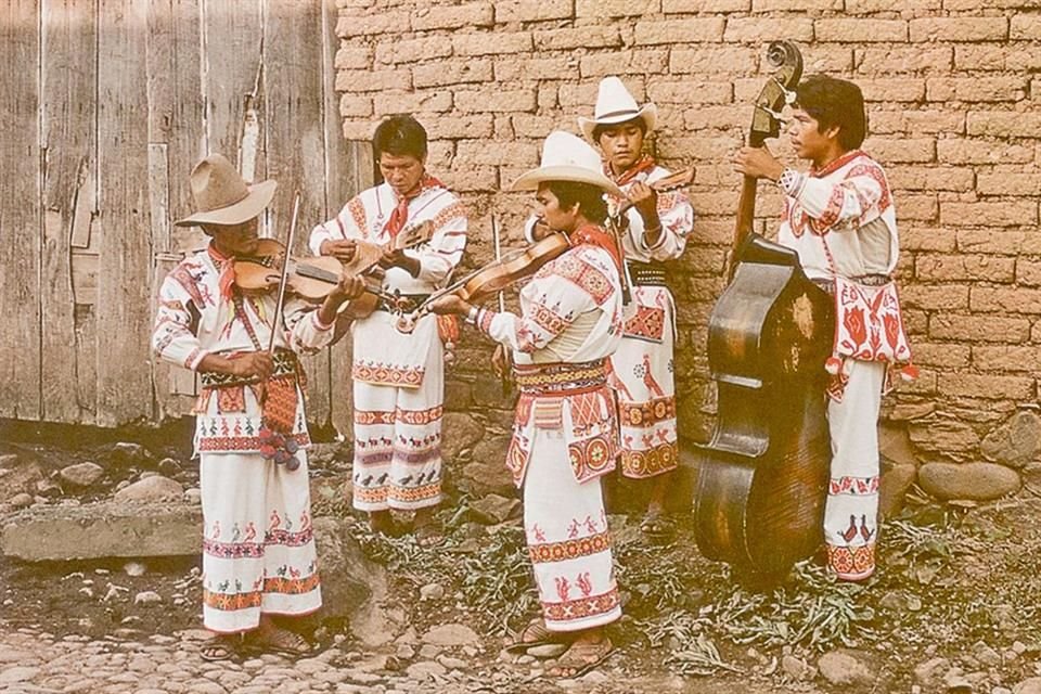 Mariachi wixárica de La Palmita, El Nayar, en 1988, tomada del libro 'El Mariachi, símbolo Musical de México'.
