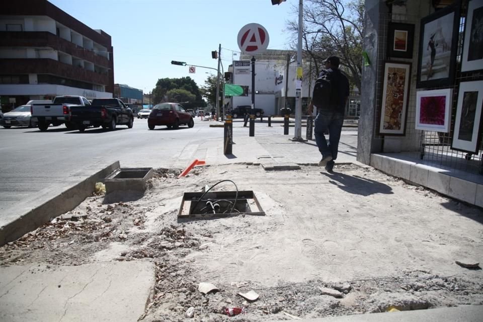 En las obras de renovación de banquetas hay registros que no tienen tapa ni señalamientos.