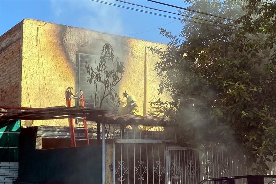 Un incendio se propagó en una vivienda ubicada en la Colonia La Nogalera, en GDL; tras el siniestro, una mujer resultó con quemaduras.