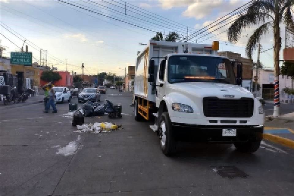El servicio de recolección de basura domiciliaria quedó regularizado en Guadalajara, pero los camiones dejaron de pasar en los mercados.