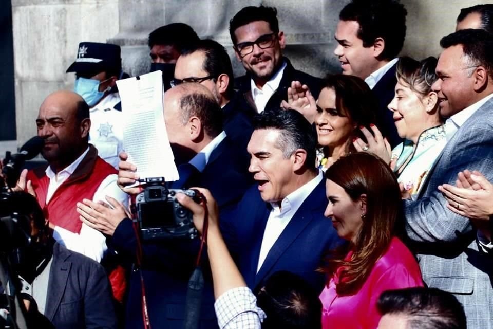 En las escalinatas de la Suprema Corte ya esperaban a 'Alito' legisladores del PRI.