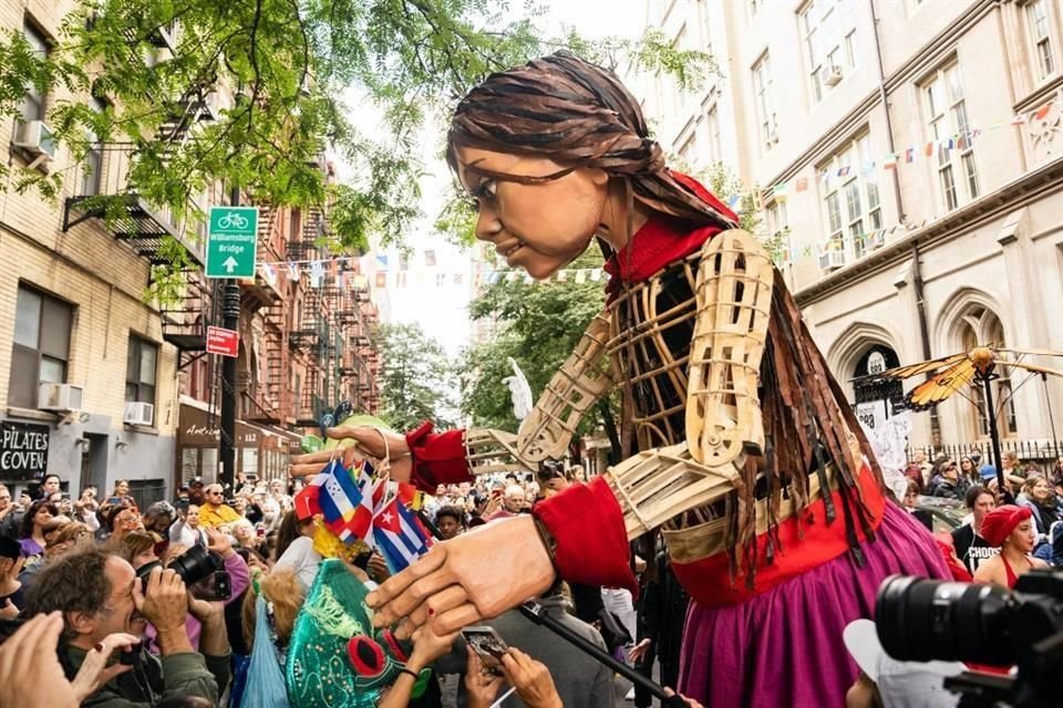 Parte del proyecto es que organizaciones sociales y artistas locales den la bienvenida a Amal; en la imagen se aprecia el recibimiento que tuvo en Nueva York.