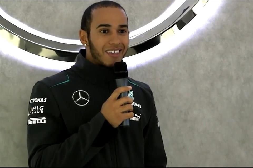 Un entusiasmado Lewis Hamilton se presentó en la fábrica de Mercedes en 2013.
