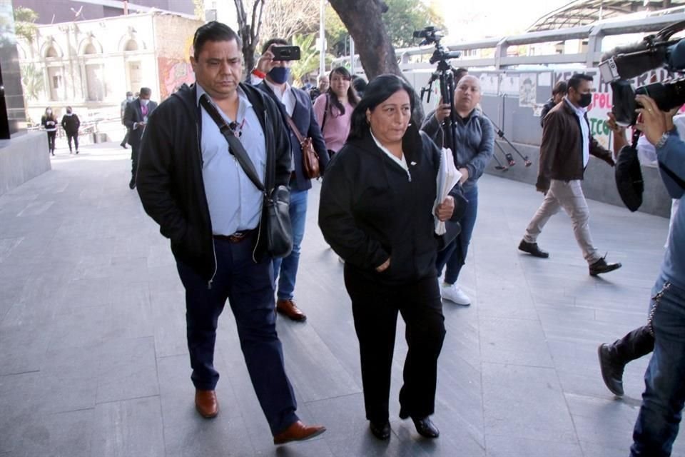 Los padres de la joven Debanhi Escobar acudieron a la FGR para conocer avances en indagatorias sobre el feminicidio de su hija.