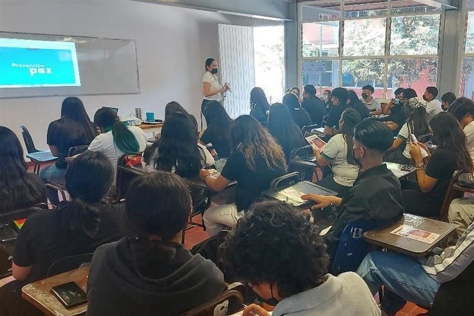 La iniciativa propone la prohibición de cuotas y reinscripciones en escuelas públicas y privadas.