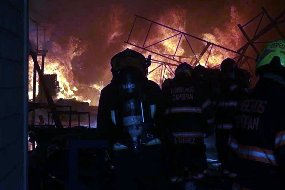 Un total de 70 bomberos de diversas corporaciones tuvieron que movilizarse la tarde de este martes para combatir y controlar un incendio en una nave industrial en el Municipio de Zapopan.