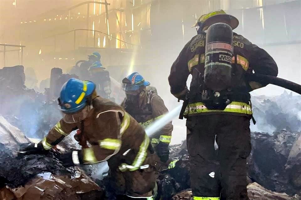 Un total de 70 bomberos de diversas corporaciones tuvieron que movilizarse la tarde de este martes para combatir y controlar un incendio en una nave industrial en el Municipio de Zapopan.