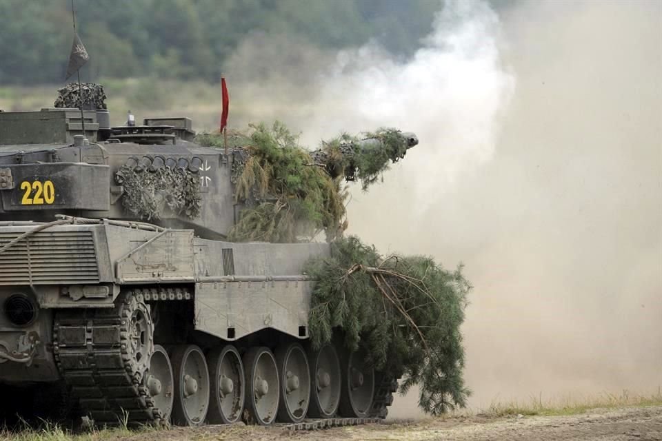 Un tanque Leopard 2A6 del batallón de ejercicios Panzer 93 de la Bundeswehr dispara en el área de entrenamiento de Oberlausitz en Weisskeissel, Alemania.