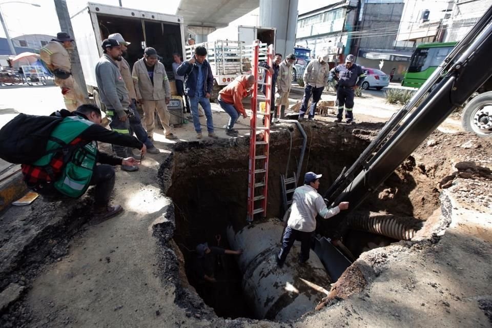 Trabajos de reparación de la Línea  12 provocaron vibración que separó dos piezas de una tubería, causando una fuga de agua y un socavón.