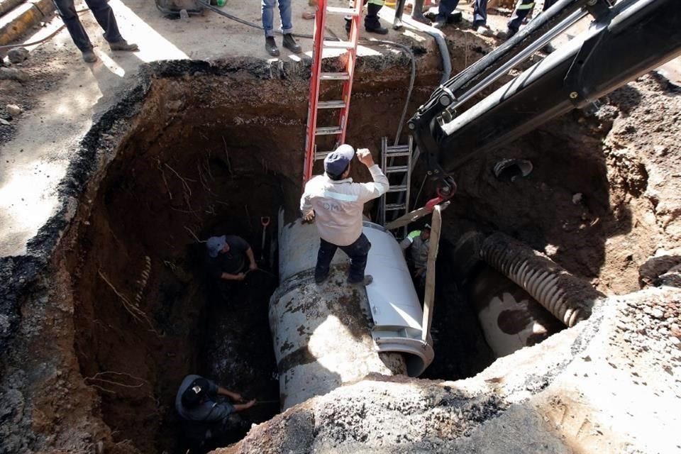 Trabajos de reparación de la Línea  12 provocaron vibración que separó dos piezas de una tubería, causando una fuga de agua y un socavón.