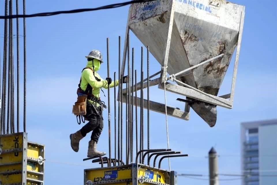 La economía estadounidense cerró el año pasado con un crecimiento de 2.6 por ciento.