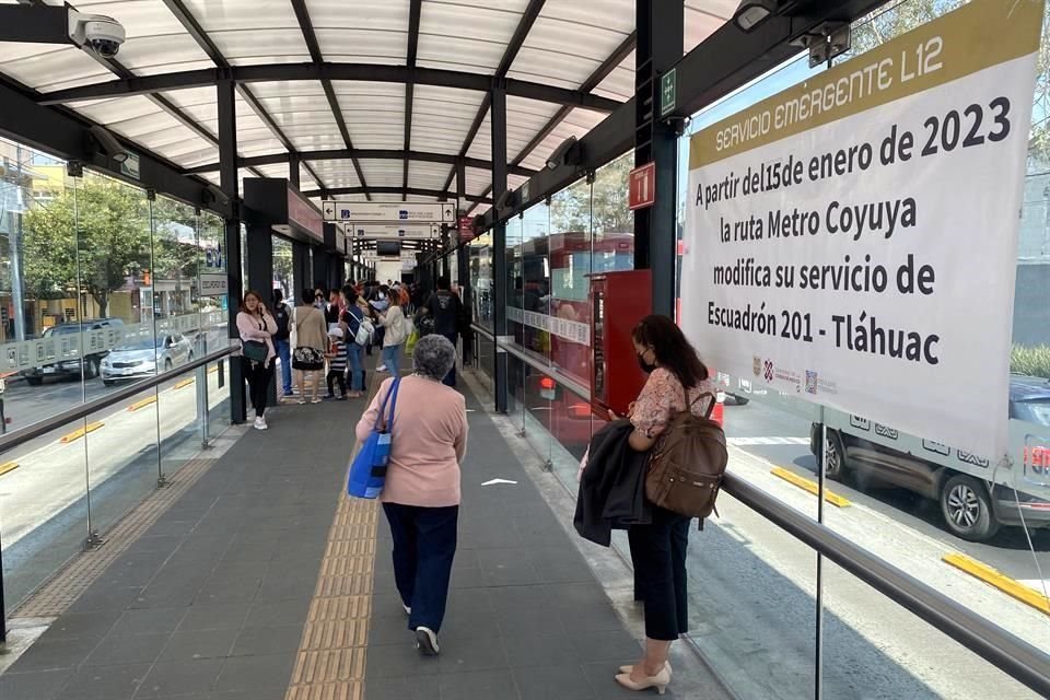 La ruta del transporte emergente en el trayecto de la Línea 12 del metro salen de Escuadron 201, aunque no hay señalamientos.