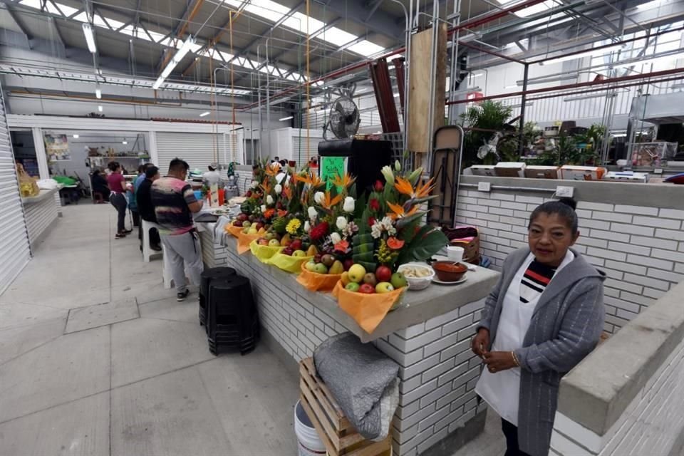 Entre locales vacíos o a media remodelación, la Alcaldía Cuauhtémoc inauguró oficialmente el Mercado de San Cosme, tras el incendio de hace tres años.