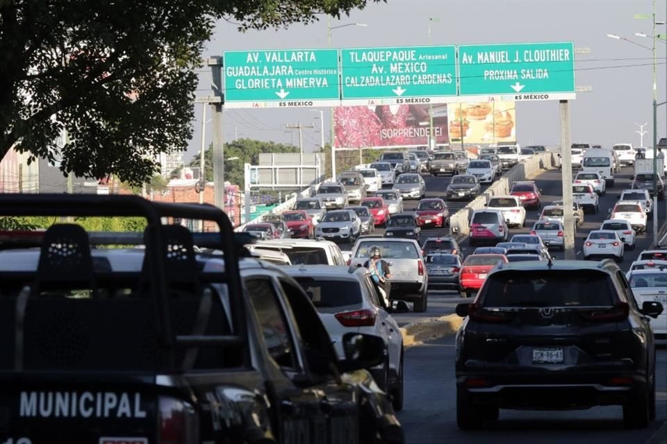 Ni el transporte público ni las ciclovías han logrado reducir el tránsito vehicular, pues cada año los atorones viales están peor.