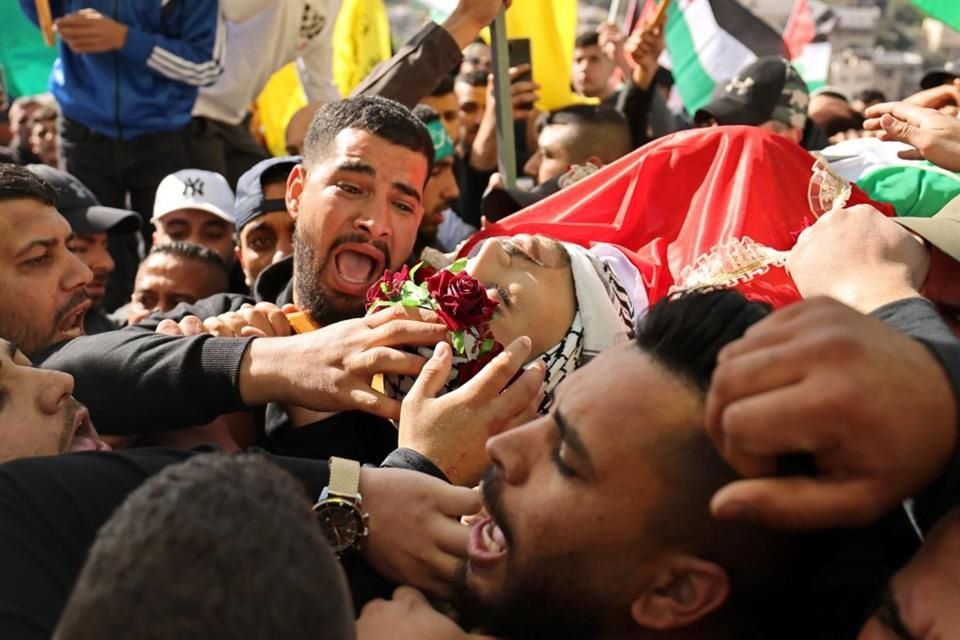 Dolientes cargan el cuerpo de Yusef Muhaisen asesinado por fuerzas israelíes.