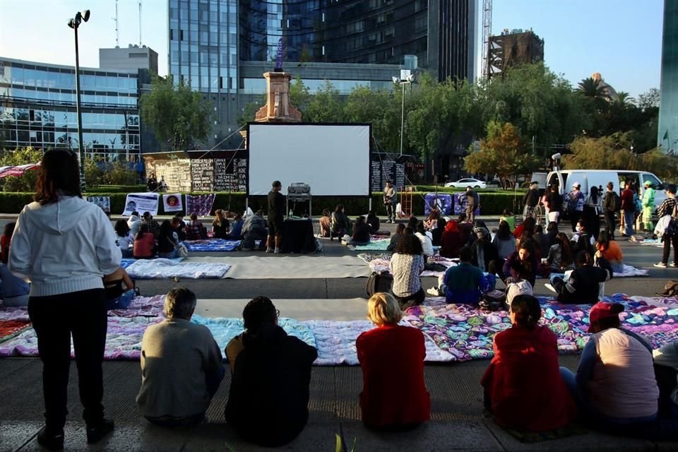 Minutos antes de las 17:00 horas, la circulación de Paseo de la Reforma, con dirección al Centro Histórico, fue cerrada por colectivos feministas para comenzar a instalar una pantalla y colchonetas.