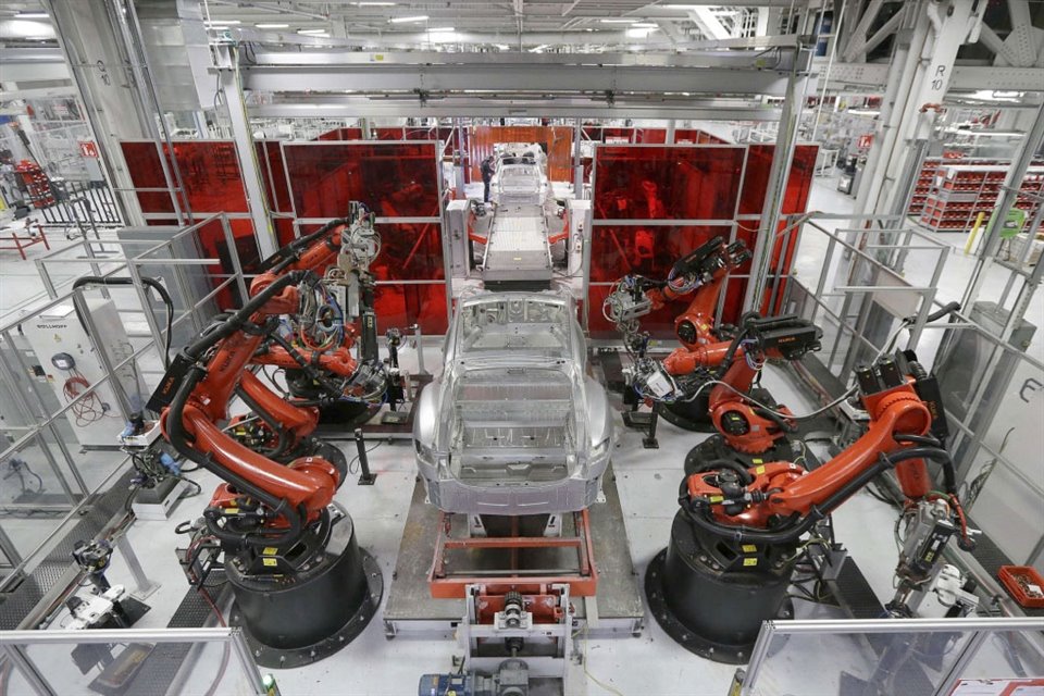 Tesla fijó una meta de 1.8 millones de vehículos eléctricos en el año, aunque no especificó si era para entregas o producción.