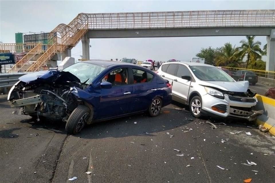Una carambola entre 14 vehículos se registró en autopista Cuernavaca-Chilpancingo, en Morelos; se reportan 7 personas lesionadas.
