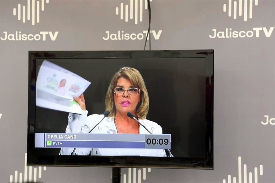 En su primera intervención, Ofelia Cano tomó un archivo con sus propuestas impresas y las ofreció a Lemus, a quien le demostró su simpatía.