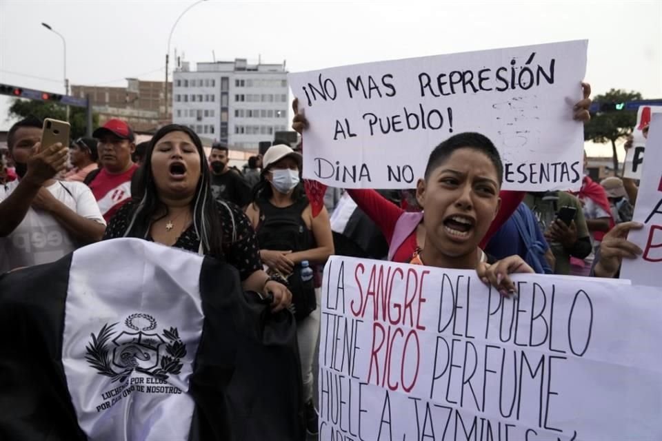 Los manifestantes exigen la renuncia de Dina Boluarte y el adelanto de elecciones, una petición que rechazó el sábado el Congreso.