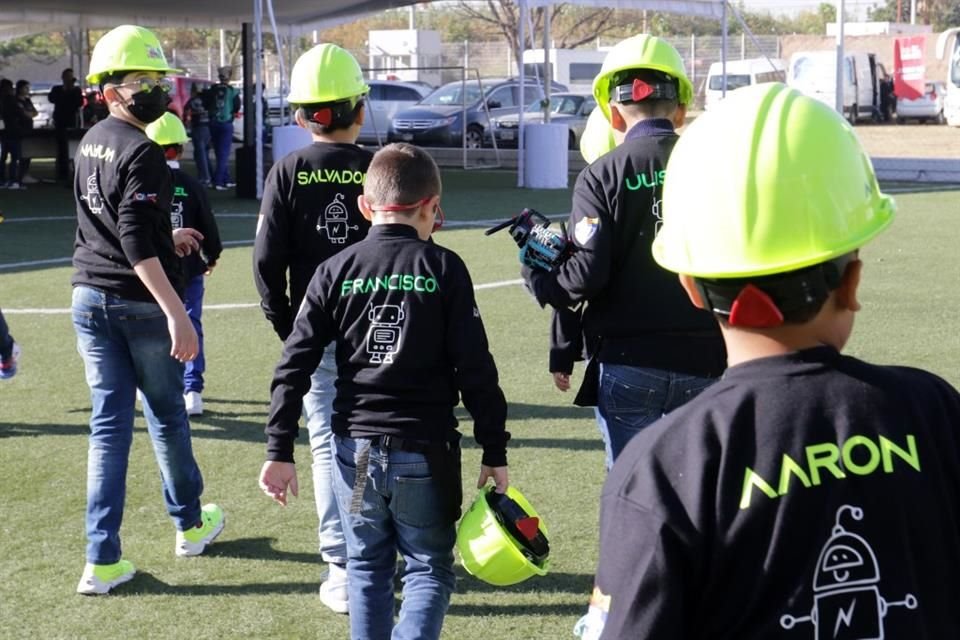 Niños y jóvenes estudiantes de distintas edades se reunieron en Tec Milenio para participar en el Lego League Challenge.