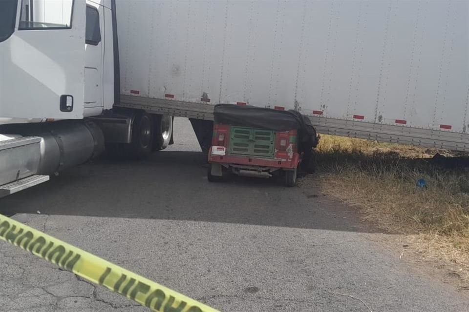 El accidente ocurrió en la carretera que va del poblado de Atotonilquillo al de Miraflores, en los límites con el Municipio de Juanacatlán.