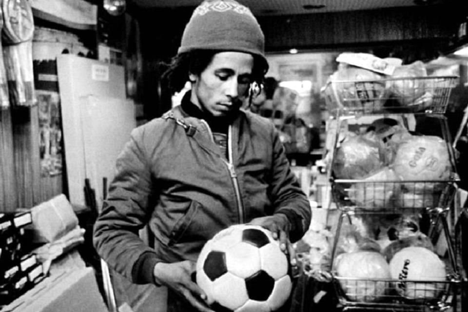 Bob Marley, máximo símbolo del reggae, fue también un apasionado del futbol, al cual jugaba para desestresarse, y era fan de Pelé y Osvaldo Ardiles.