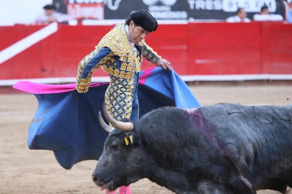 Con ceñidas chicuelinas, 'El Conde' comenzó a disfrutar la fijeza de 'Franciscano', de 475 kilogramos.