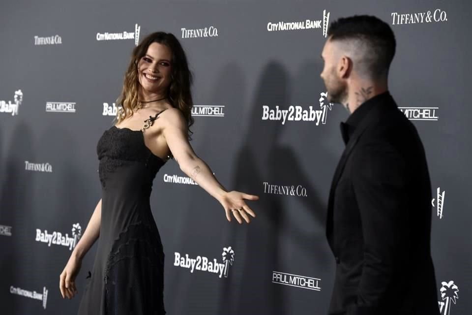 Adam Levine y la modelo Behati Prinsloo recibieron a su tercer hijo en medio de polémicas por supuestas infidelidades del cantante.