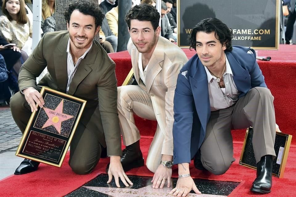 Los Jonas Brothers recibieron su estrella en el paseo de la Fama de Hollywood, a la cual asistieron sus respectivas familias.