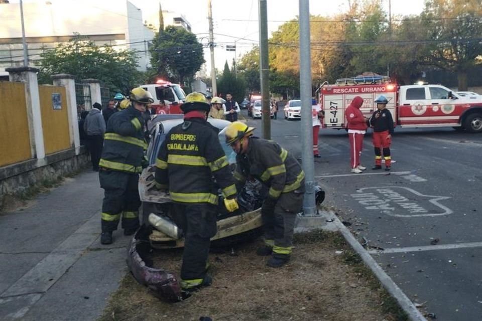 cerca de las 8:30 horas un vehículo particular y un chofer del Transporte Público chocaron en el cruce de la Calle Lope de Vega y Lerdo de Tejada, en la Colonia Arcos Vallarta.