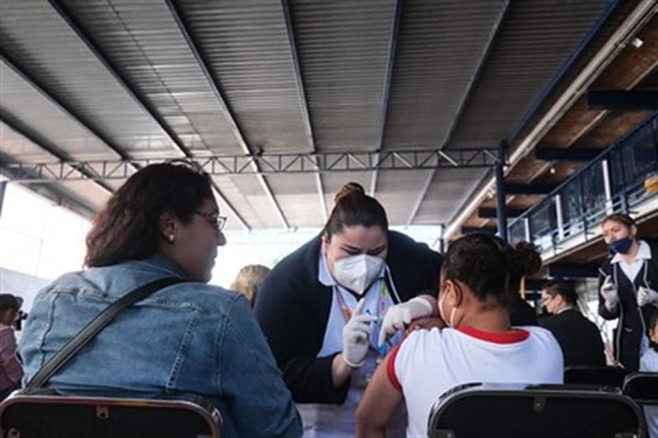 En una semana, la Secretaría de Salud Jalisco aplicó más de 2 mil 500 dosis de la vacuna pediátrica contra Covid-19 en los planteles de educación primaria.